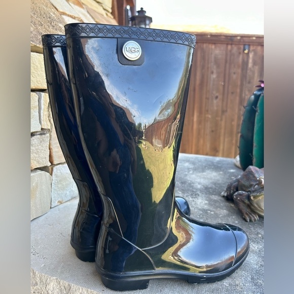UGG Shaye classic black water proof rain boot w/high gloss finish. Sz-6.    B - Picture 4 of 15